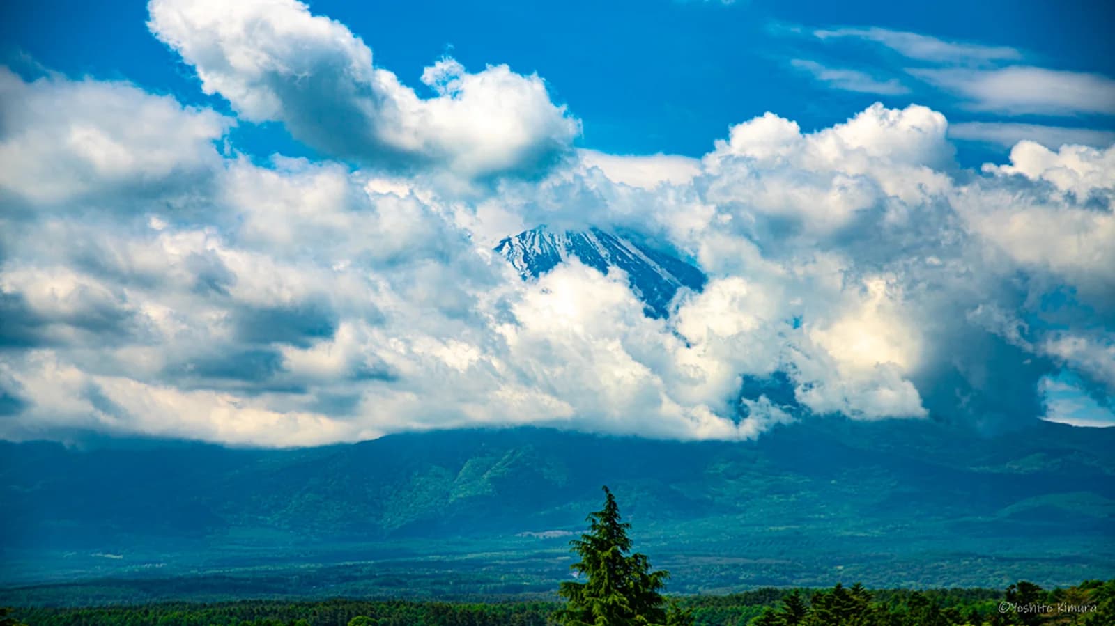 雲に包まれる富士山